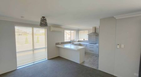 Modern comfort, fantastic location! - Photo 4