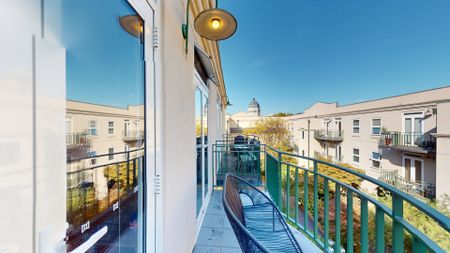 Fully Furnished 3-Bedroom Apartment Opposite Carlton Gardens with Private Car Space - Photo 3
