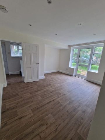 4 Bed End Terrace, Toland Square, SW15 - Photo 3