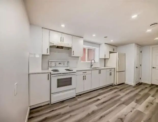 Spacious and Renovated 2+Den Cozy ON GRADE Unit in Winston Heights! | 506 34 Avenue Northeast, Calgary - Photo 1