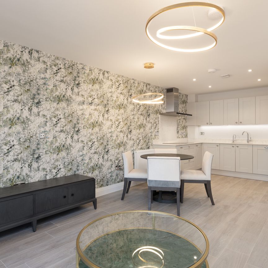 Merrileas Drive, Oxshott, Leatherhead, Surrey, KT22 flat to rent - Photo 1