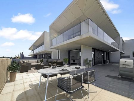 One-Bedroom Apartment with Entertaining Balcony/Courtyard - Photo 5