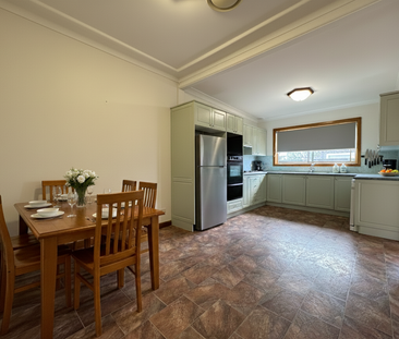 MULTI LIVING FAMILY HOME! - Photo 4