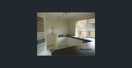 Spacious Family Home in Central Thornlie - Photo 3