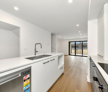 Spacious 2 bedroom with Study Townhouse in an Ideal Location! - Photo 2