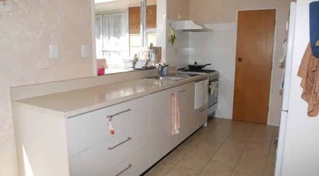 Bright, Sunny & Spacious Three-Bedroom Home in Sought-After Raumati Beach - Photo 2