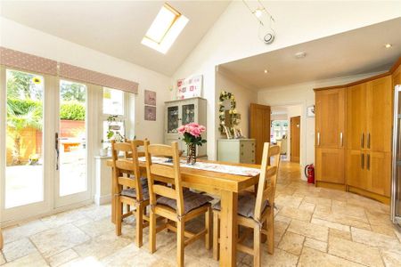 4 bedroom semi-detached house to rent - Photo 2