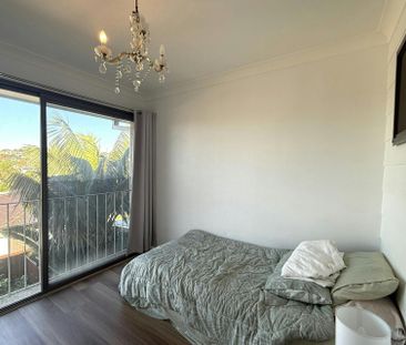 SPACIOUS FOUR BEDROOM TOWNHOUSE - Photo 3