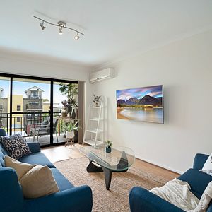 STUNNING TOP FLOOR FURNISHED APARTMENT - Photo 2