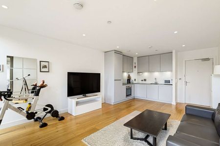 A modern one bedroom apartment in Ruskin Square, Croydon just a few miles south of the centre of London. - Photo 2
