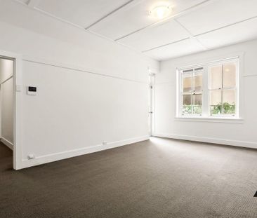 SPACIOUS & BRIGHT TWO BEDROOM UNIT - Photo 1