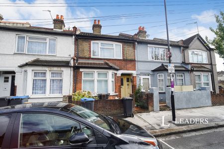 3 bedroom terraced to rent Sutherland Road - Photo 3