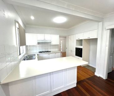 Thoughtfully Designed Family Home&excl; - Photo 4