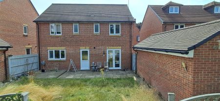 4 bed detached house to rent in Wright Close, Bushey, WD23 - Photo 2