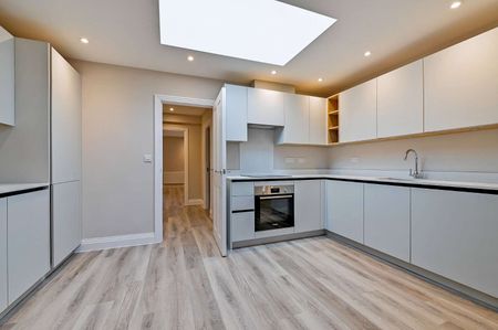 Newly converted two bedroom split level maisonette located on the high street - Photo 4