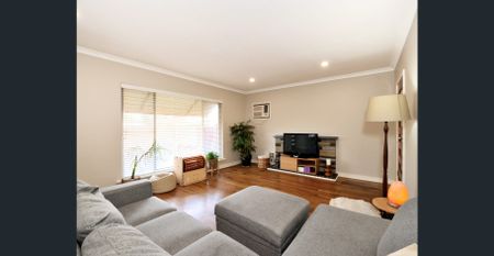 THORNLIE 3 X 1 HOME ON LARGE BLOCK FOR LEASE - Photo 2