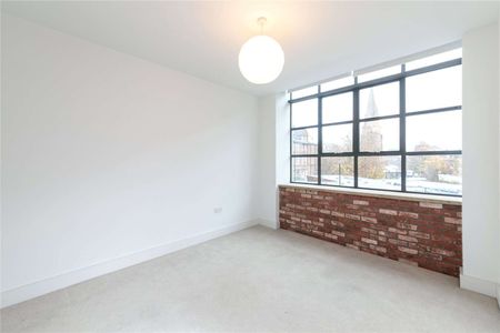 Spacious three bedroom apartment with large windows in the ex Burberry factory conversion. - Photo 4