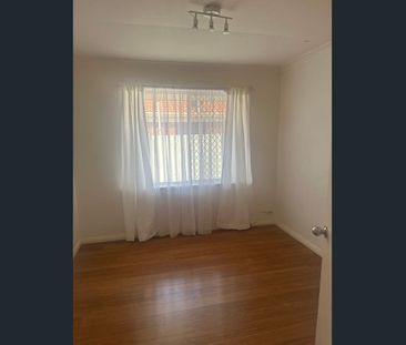 Neat 4x1 Home in Quiet Duncraig Cul-de-sac - Photo 3