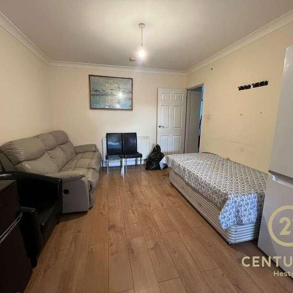 The Crossways Hounslow, TW5 - Photo 1