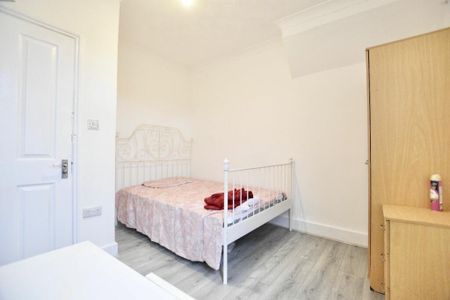 6 Bed Terraced House, Burges Rd, E6 - Photo 3