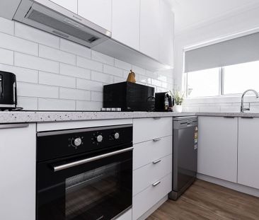 Fully Furnished Modern Apartment - Photo 2