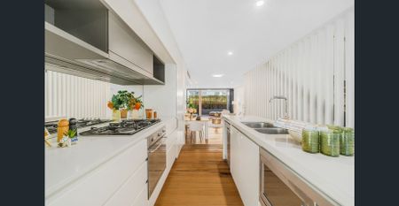 2 Bed room luxurious dual level townhouse - Photo 3