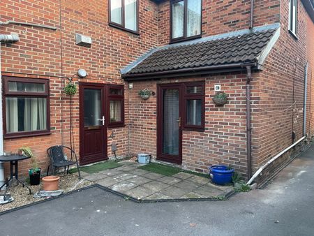 1 Bed Semi-Detached House, Southampton, SO19 - Photo 4