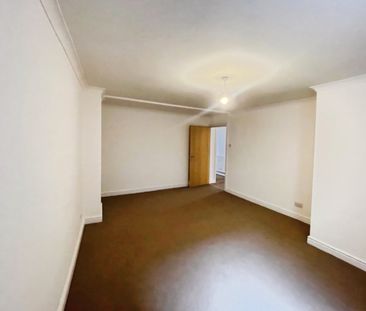 3 bedroom Flat To Let - Photo 5