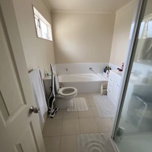 Light and bright in Northcross - minor dwelling also available - Photo 3