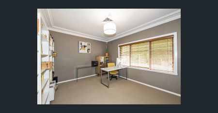 Executive Family Home By The River - Photo 4