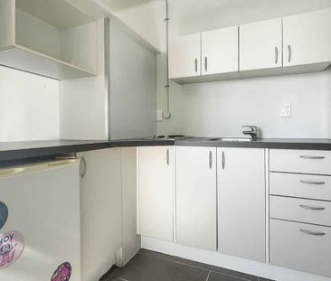 Welcome home to 233 Adelaide Road in Newtown. - Photo 4