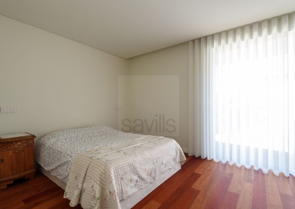 Moradia V5 em Senhora da Hora com jardim e piscina
