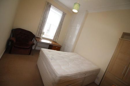 4 bedroom terraced house to rent - Photo 3
