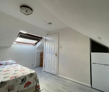 Room in a Shared House, Ashmount Road, N15 - Photo 4