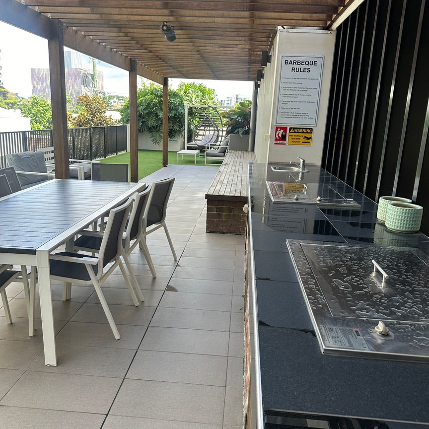 East Brisbane - Photo 1