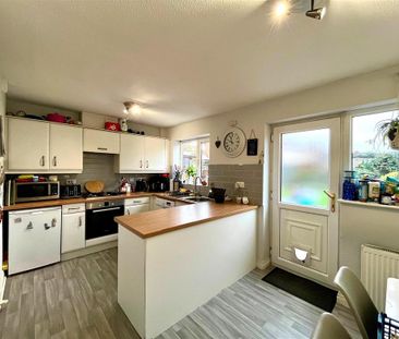 3 bedroom semi-detached house to rent - Photo 3