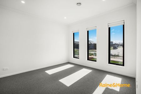 4-bedroom house in Cranbourne East! - Photo 5