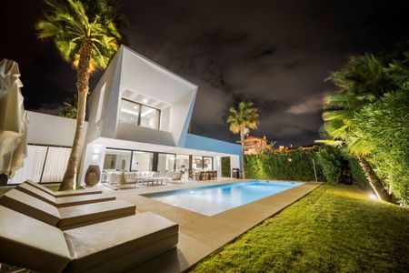 Luxury Villa for rent in Estepona, Andalusia - Photo 3