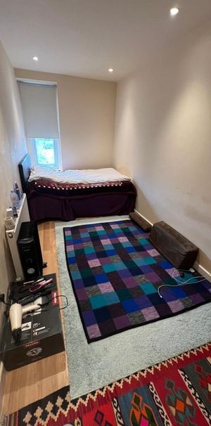 Room in a Shared House, High Road, N12 - Photo 1