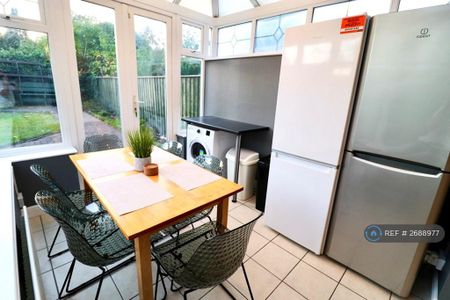 4 bedroom detached house to rent - Photo 2