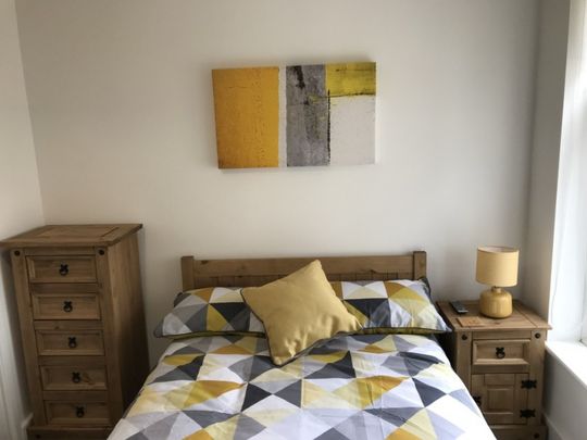 Manor Court Road, Nuneaton - - Photo 1