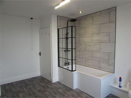 3 bedroom flat to rent - Photo 5