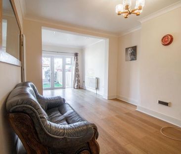 3 Bed Terraced House, Barley Lane, IG3 - Photo 4