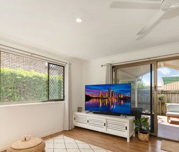Stylishly Renovated Townhouse in a Prime Paradise Point Location - Photo 2