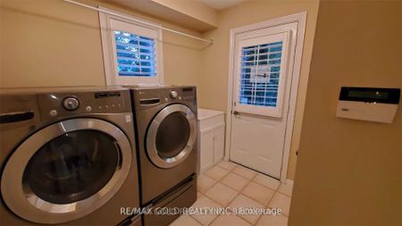 For Lease - 79 Surrey Drive, Hamilton, Ontario - Photo 2