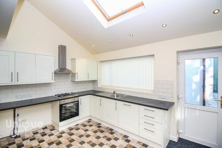 4 bedroom semi-detached house to rent - Photo 5