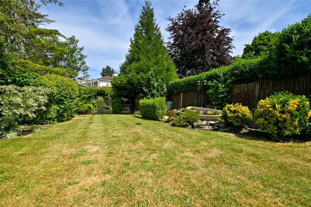 An impressive family residence in the prestigious village of Bray, boasting private mooring and direct access to the River Thames. - Photo 1