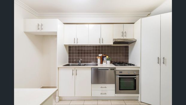 Experience Urban Sophistication: 3-Bed Sanctuary in Redfern's Vibrant Heart - Photo 1