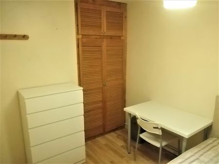 Room in a Shared Flat, Wigram Court, SW11 - Photo 4
