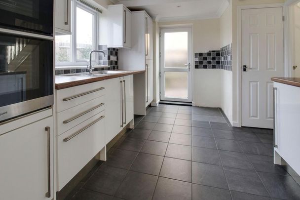 3 bedroom semi-detached house to rent - Photo 1